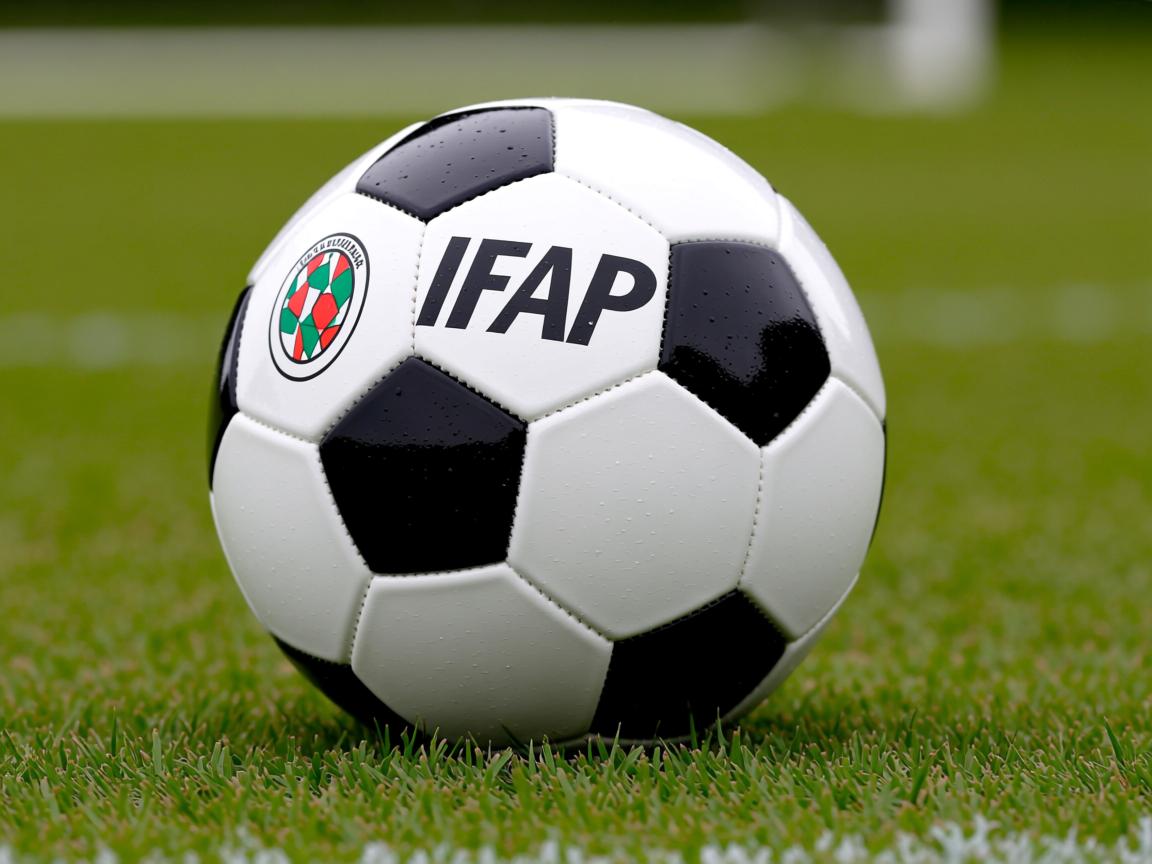 爱游戏体育入口-塞维利亚通过边路起球制造射门机会，塞维利亚队套  第2张